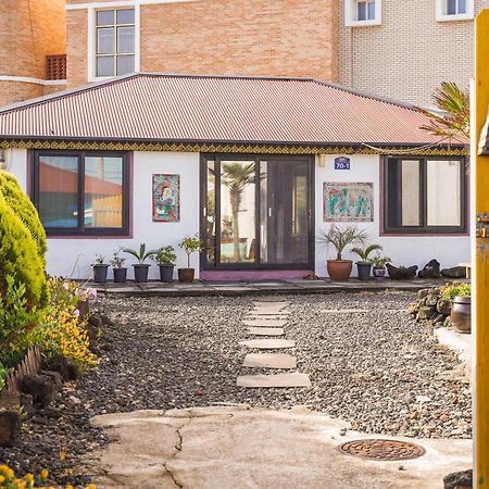 Shanti Shanti Guest House Чеджу Екстериор снимка