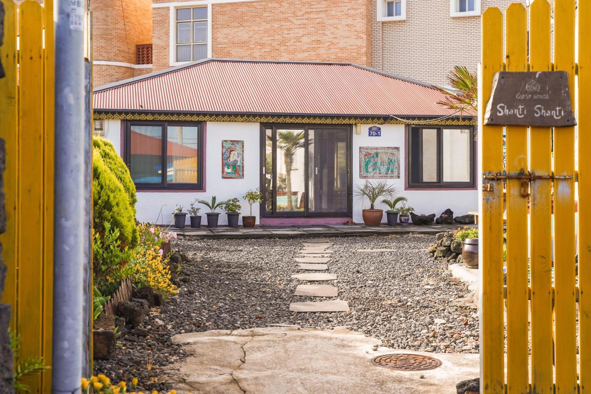 Shanti Shanti Guest House Чеджу Екстериор снимка